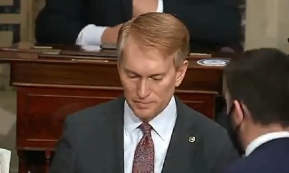 Η στιγμή που λένε στους γερουσιαστές πως έγινε εισβολή στο Καπιτώλιο (βίντεο)